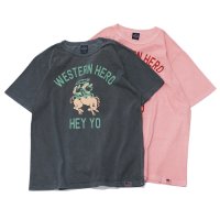 STUDIO D'ARTISAN（ステュディオ・ダ・ルチザン）USAコットンピグメント加工プリントＴシャツ"WESTERN HERO" / Pink（ピンク）・Black（ブラック）
