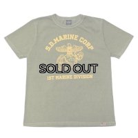 ＜40%OFF＞STUDIO D'ARTISAN（ステュディオ・ダ・ルチザン）USAコットンピグメント加工プリントＴシャツ"S.D.MARINE CORP" / Army Green（アーミーグリーン）※Sサイズのみ