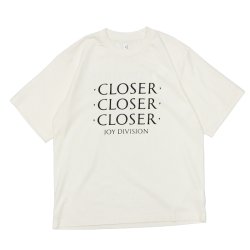 blurhms ROOTSTOCK（ブラームスルーツストック）Print Tee STANDARD（プリントTシャツ"スタンダード"）"JD CLOSER CLOSER CLOSER" / Ivory（アイボリー）
