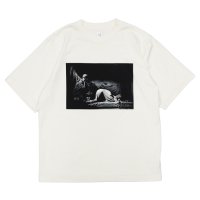 blurhms ROOTSTOCK（ブラームスルーツストック）Print Tee STANDARD（プリントTシャツ"スタンダード"）"JD CLOSER Photo" / Ivory（アイボリー）