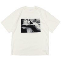 blurhms ROOTSTOCK（ブラームスルーツストック）Print Tee STANDARD（プリントTシャツ"スタンダード"）"JD LOVE TEAR US APART Photo" / Ivory（アイボリー）