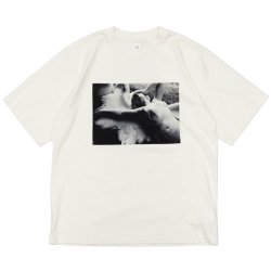 blurhms ROOTSTOCK（ブラームスルーツストック）Print Tee STANDARD（プリントTシャツ"スタンダード"）"JD LOVE TEAR US APART Photo" / Ivory（アイボリー）
