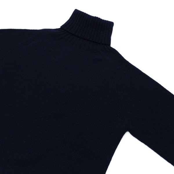 画像4: INVERALLAN（インバーアラン）Roll Neck Saddle Shoulder Sweater（ロールネックサドルショルダーセーター）"Geelong Lambswool" / Nero Navy（ブラックネイビー） (4)