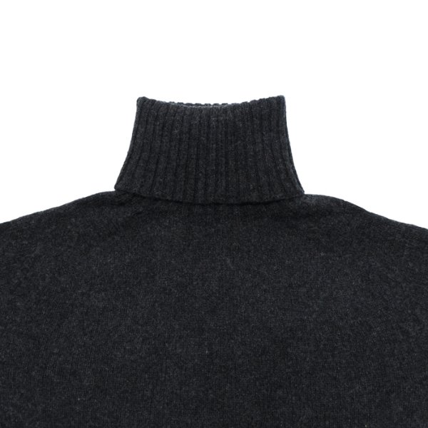 画像3: INVERALLAN（インバーアラン）Roll Neck Saddle Shoulder Sweater（ロールネックサドルショルダーセーター）"Geelong Lambswool" / Charcoal（チャコールグレー） (3)