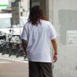画像20: ENGINEERED GARMENTS（エンジニアードガーメンツ）Printed Cross Crew Neck T-Shirt（プリンテッドクロスクルーネックTシャツ）"LIC" / White（ホワイト）・Navy（ネイビー）・Grey（グレー） (20)