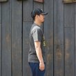 画像8: BARNS OUTFITTERS (バーンズアウトフィッターズ) Re:Producter S/S Print T-Shirt（リプロダクターS/SプリントTシャツ）”ILLINOIS＂/ Black（ブラック） (8)