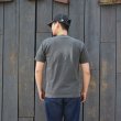 画像9: BARNS OUTFITTERS (バーンズアウトフィッターズ) Re:Producter S/S Print T-Shirt（リプロダクターS/SプリントTシャツ）”ILLINOIS＂/ Black（ブラック） (9)