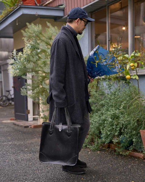 画像2: BEORMA(ベオーマ)The Bodleian(ボドリアン)"Bridle Leathe Tote Bag" / Black(ブラック) (2)