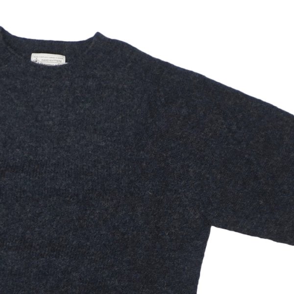 画像4: INVERALLAN（インバーアラン）Crew Neck Saddle Shoulder Sweater（クルーネックサドルショルダーセーター）”Supersoft Shetland” / Charcoal（チャコールグレー） (4)