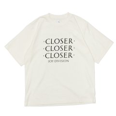 blurhms ROOTSTOCK（ブラームスルーツストック）Print Tee STANDARD（プリントTシャツ"スタンダード"）"JD CLOSER CLOSER CLOSER" / Ivory（アイボリー）